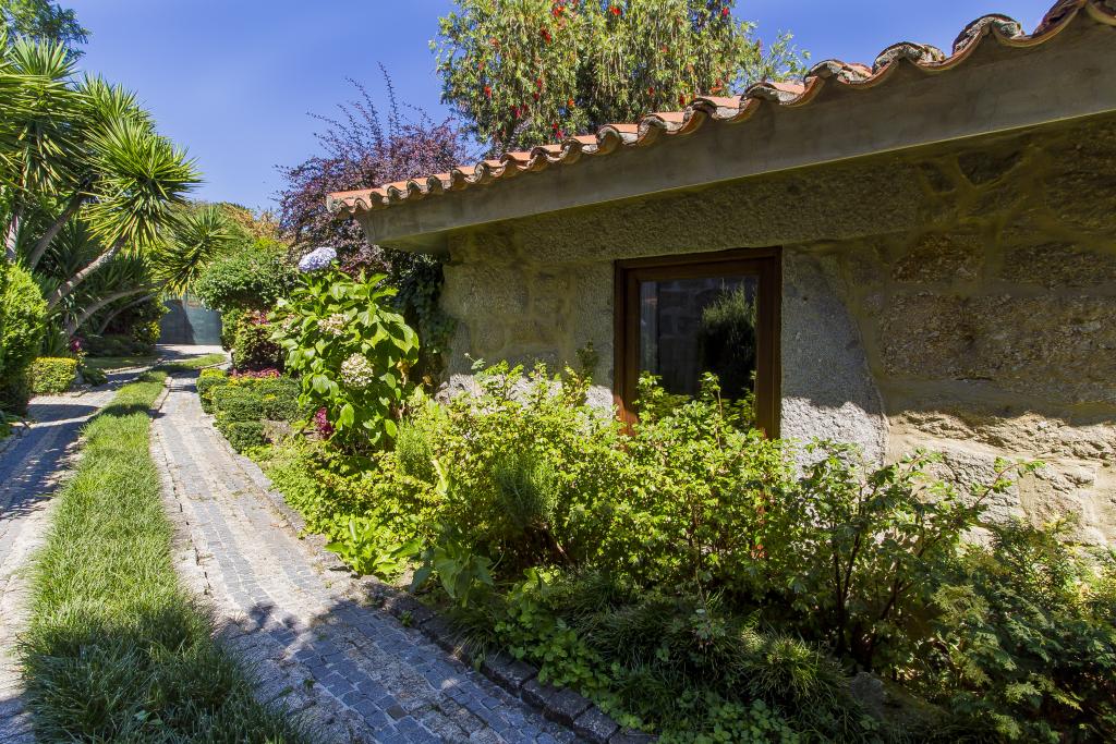 Estate Manor House and Pavilion of Parties integrated in the land