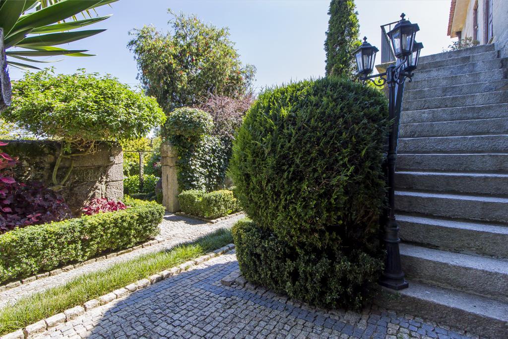 Estate Manor House and Pavilion of Parties integrated in the land