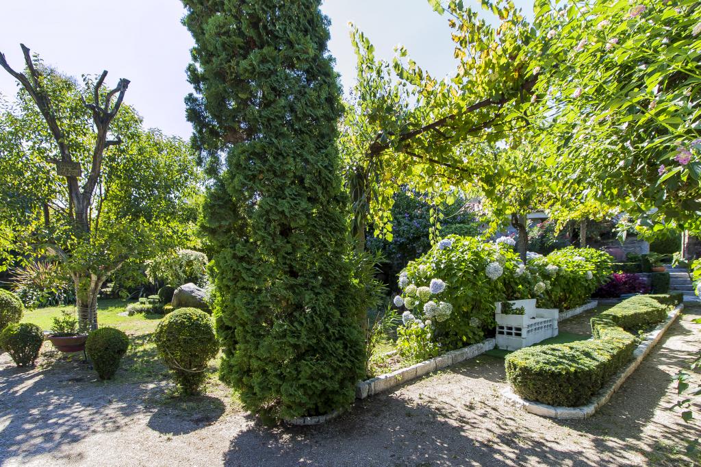 Estate Manor House and Pavilion of Parties integrated in the land